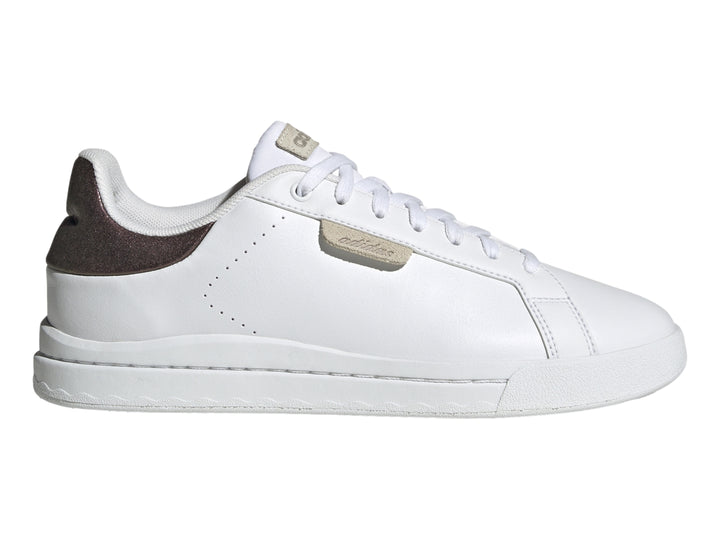 Tenis Adidas Met Court Silk en color blanco con detalles en champagne y talón marrón.