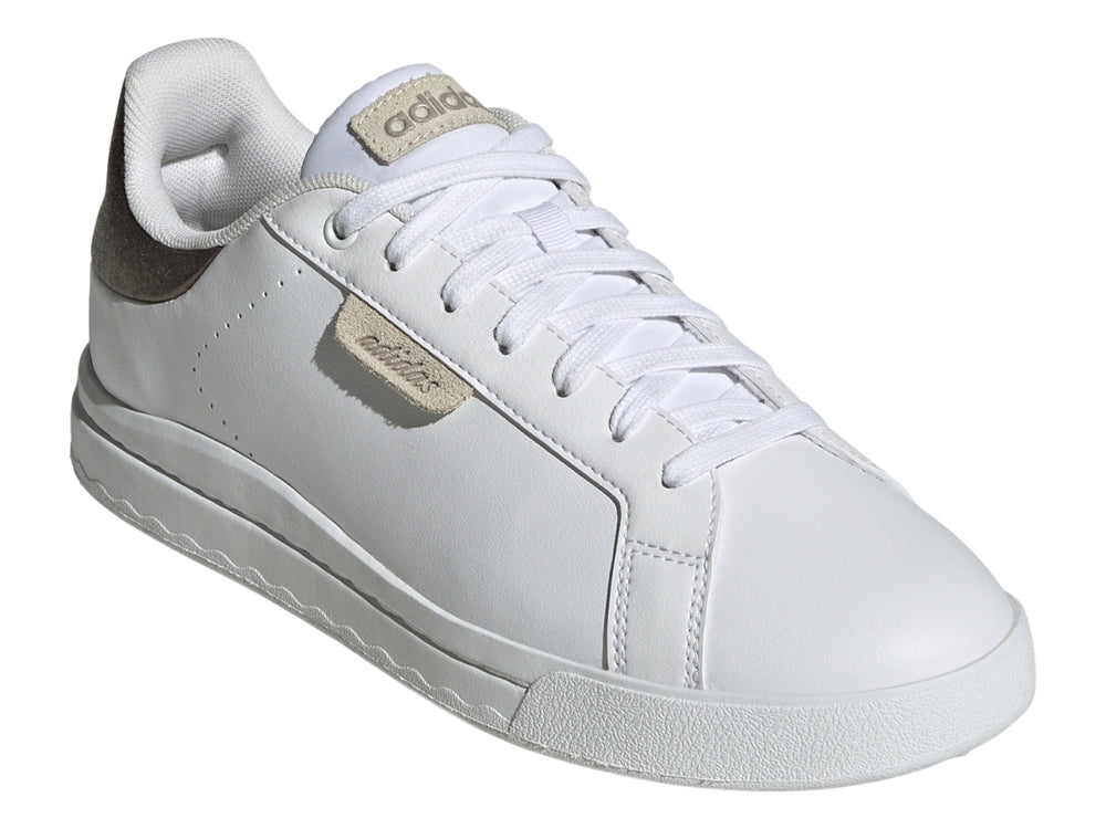 Tenis Adidas Met Court Silk en color blanco con detalles en champagne y talón marrón.