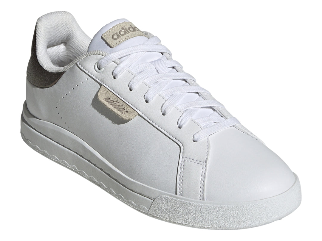 Tenis Adidas Met Court Silk en color blanco con detalles en champagne y talón marrón.