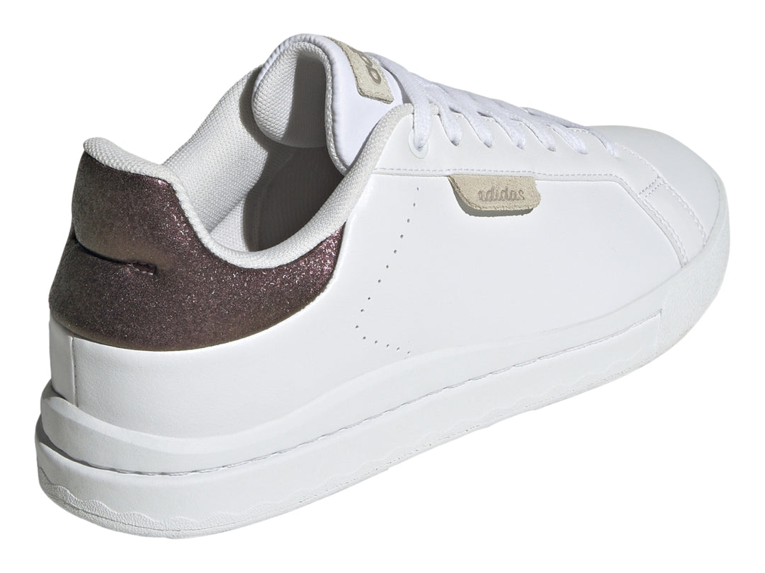 Tenis Adidas Met Court Silk en color blanco con detalles en champagne y talón marrón.