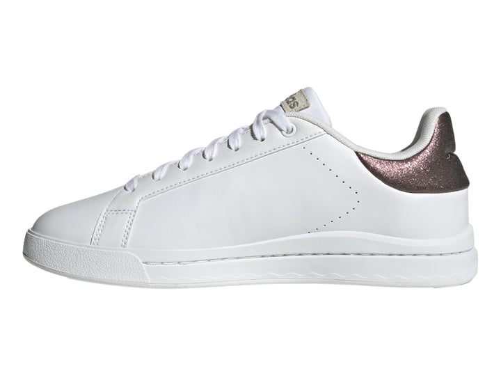 Tenis Adidas Met Court Silk en color blanco con detalles en champagne y talón marrón.
