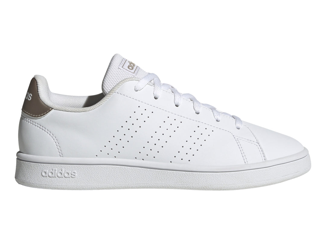 Tenis Adidas Advantage Base en color blanco con detalles en champagne y suela blanca.