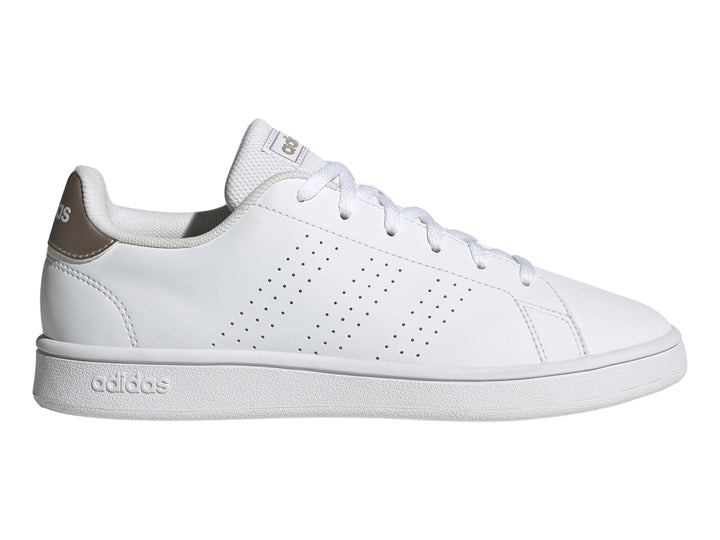 Tenis Adidas Advantage Base en color blanco con detalles en champagne y suela blanca.