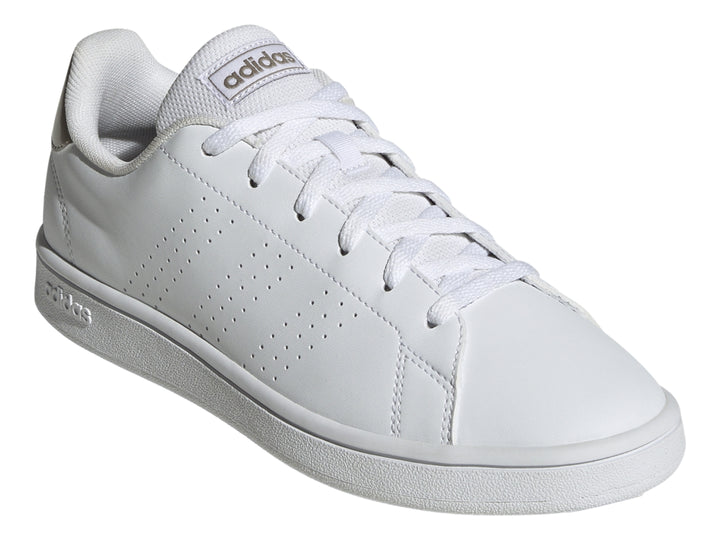 Tenis Adidas Advantage Base en color blanco con detalles en champagne y suela blanca.
