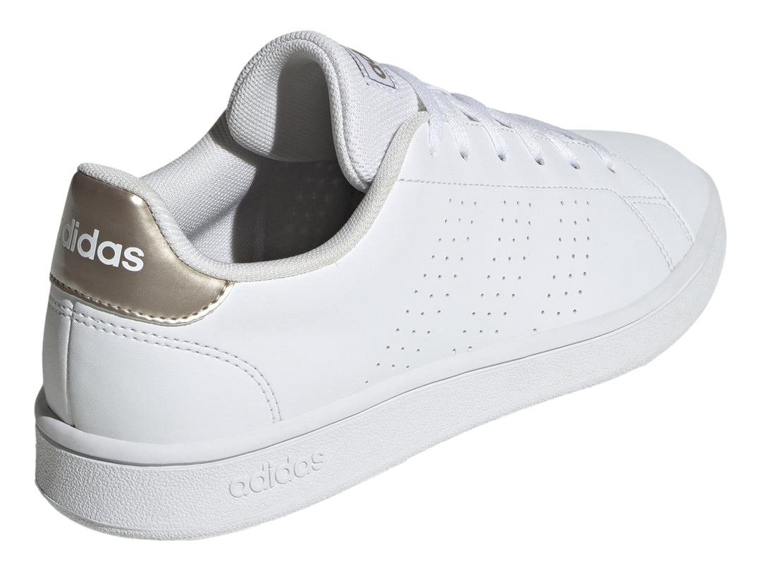Tenis Adidas Advantage Base en color blanco con detalles en champagne y suela blanca.
