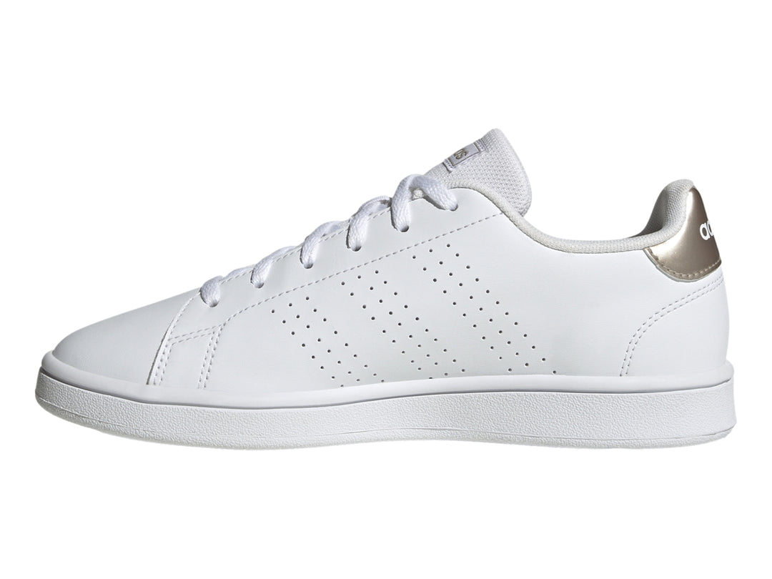 Tenis Adidas Advantage Base en color blanco con detalles en champagne y suela blanca.