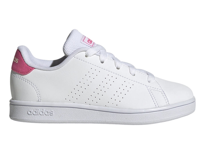 Tenis Adidas Advantage K en color blanco con detalles en rosa magenta en el talón y la lengüeta.