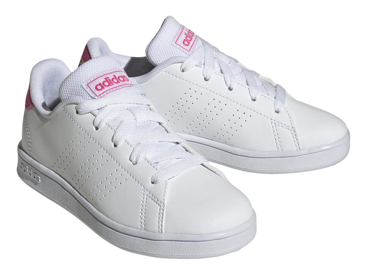 Tenis Adidas Advantage K en color blanco con detalles en rosa magenta en el talón y la lengüeta.