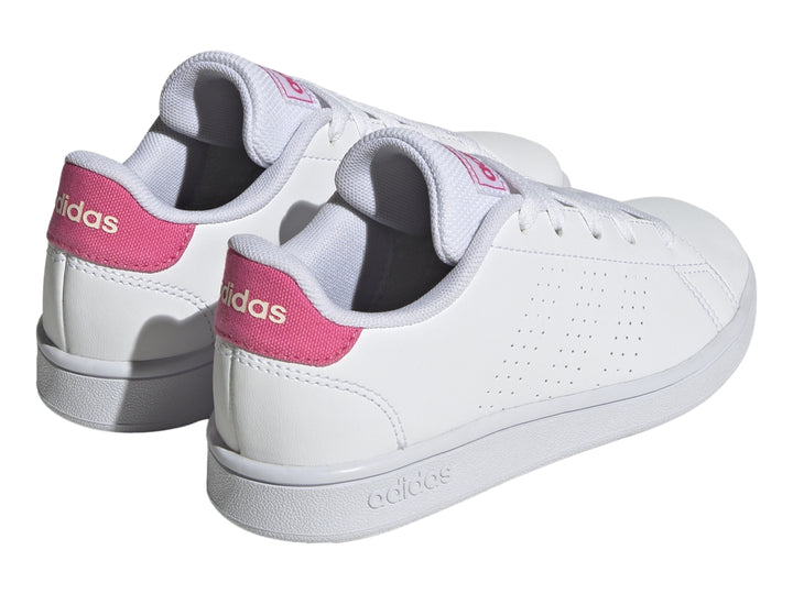 Tenis Adidas Advantage K en color blanco con detalles en rosa magenta en el talón y la lengüeta.
