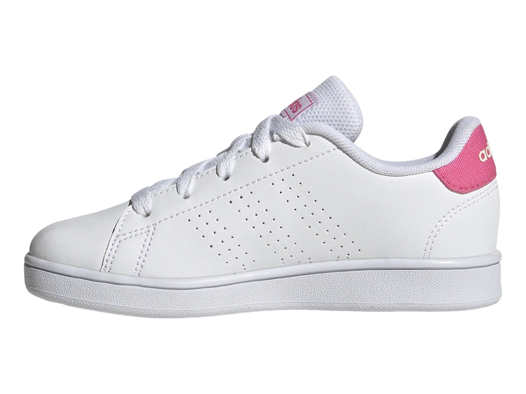 Tenis Adidas Advantage K en color blanco con detalles en rosa magenta en el talón y la lengüeta.