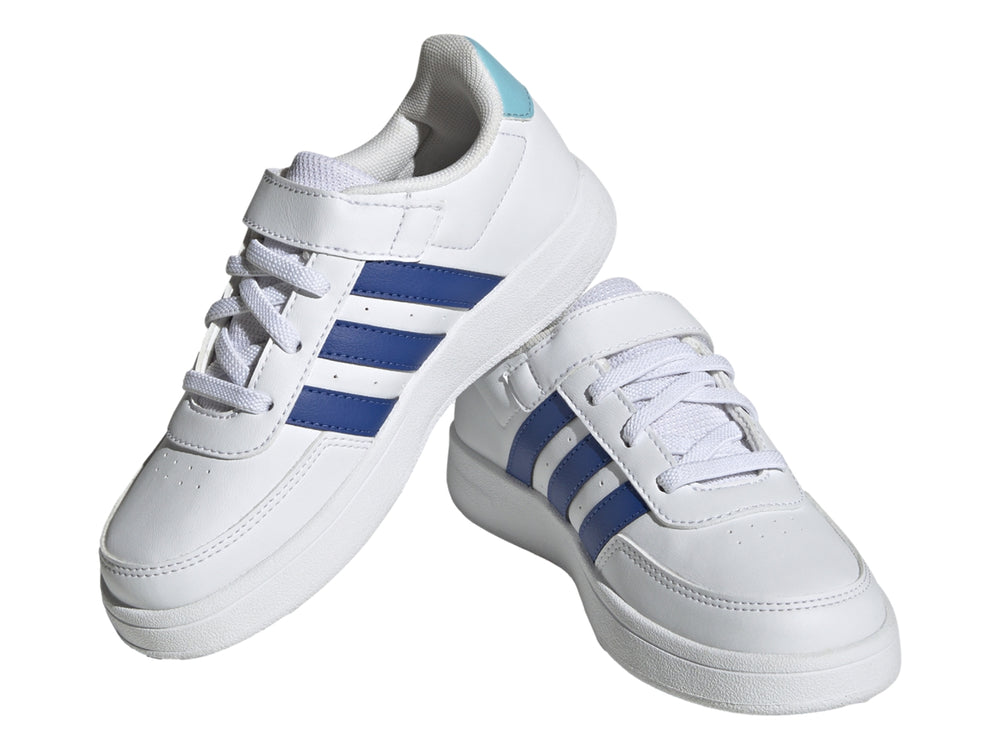 Tenis Adidas blancos con franjas azules y detalle aqua en el talón, con cierre de velcro y agujetas.
