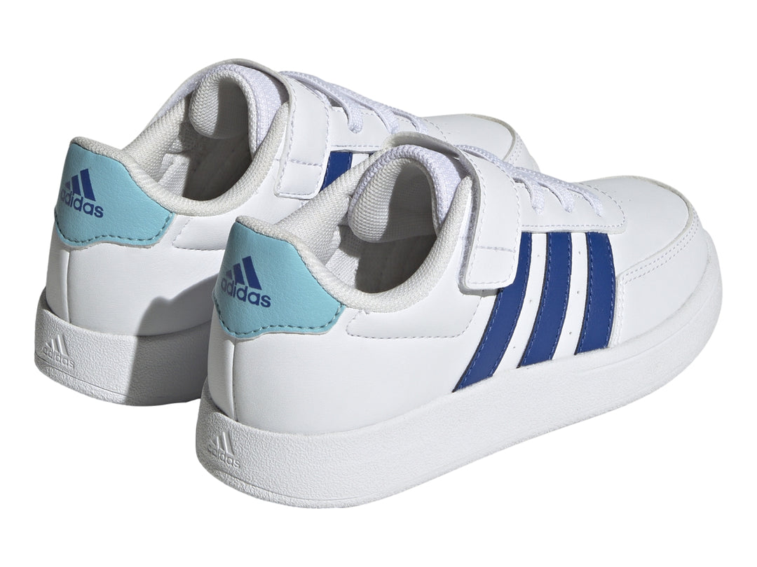 Tenis Adidas blancos con franjas azules y detalle aqua en el talón, con cierre de velcro y agujetas.