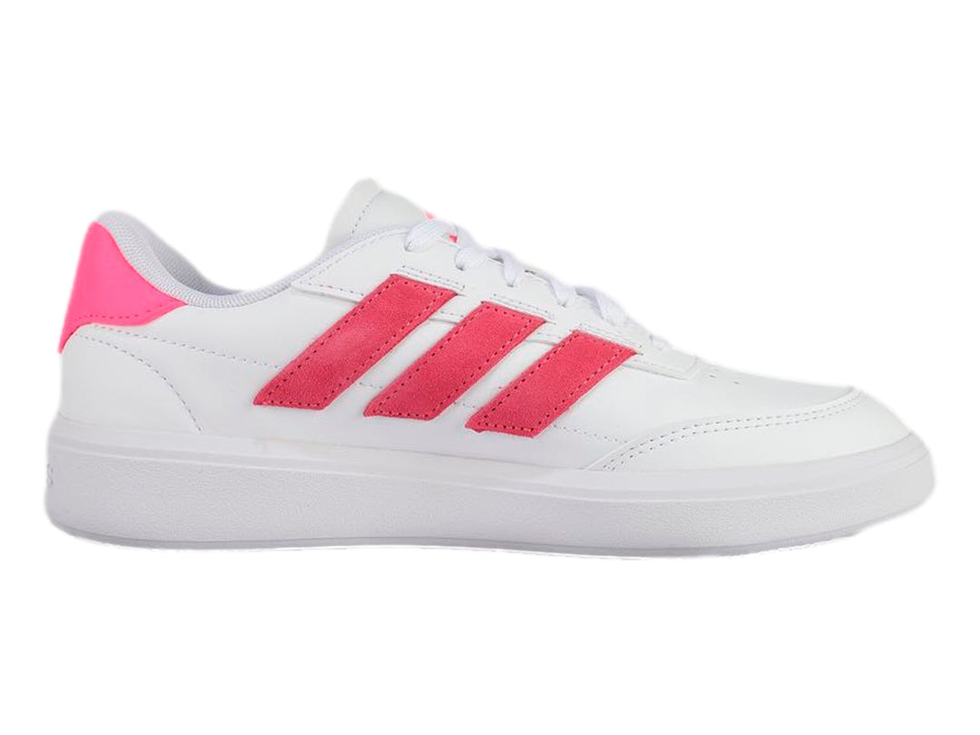 Tenis Adidas blancos con tres franjas y detalle en el talón en color rosa, estilo deportivo casual.