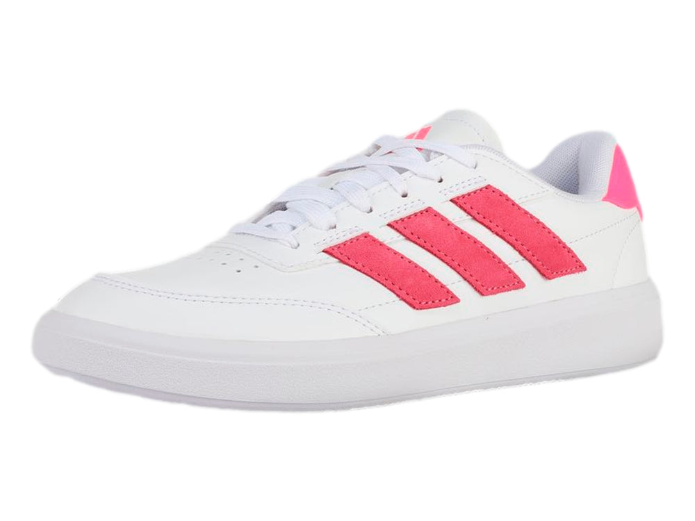 Tenis Adidas blancos con tres franjas y detalle en el talón en color rosa, estilo deportivo casual.