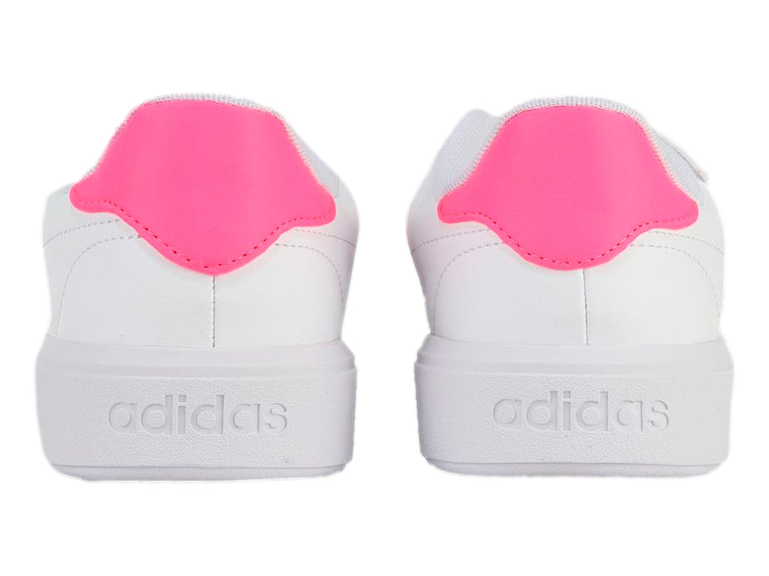 Tenis Adidas blancos con tres franjas y detalle en el talón en color rosa, estilo deportivo casual.