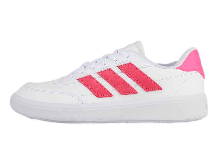 Tenis Adidas blancos con tres franjas y detalle en el talón en color rosa, estilo deportivo casual.
