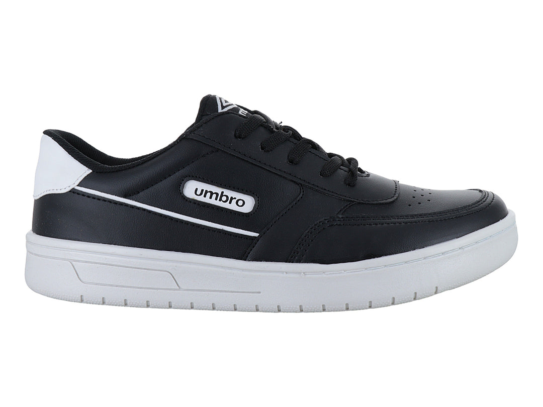 Tenis Umbro color negro con suela blanca y detalles laterales en blanco.