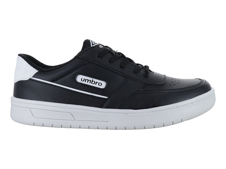 Tenis Umbro color negro con suela blanca y detalles laterales en blanco.