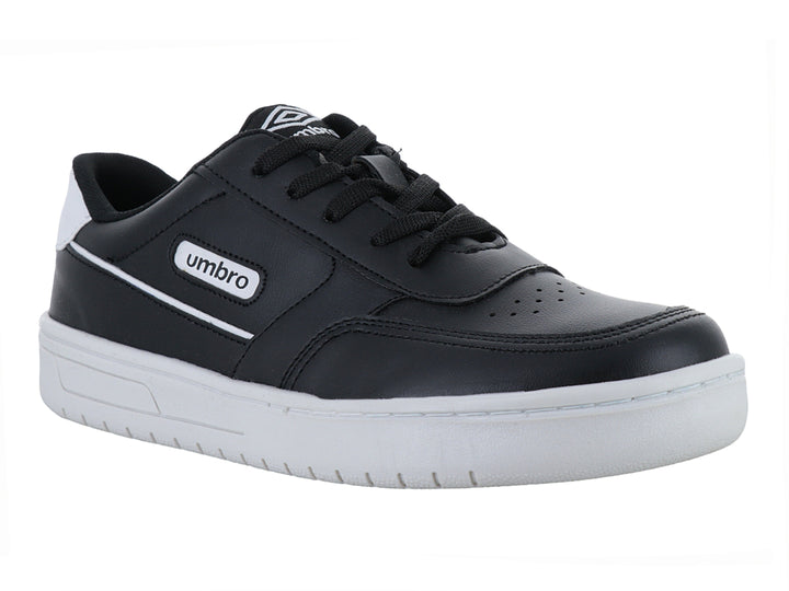 Tenis Umbro color negro con suela blanca y detalles laterales en blanco.