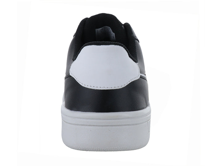 Tenis Umbro color negro con suela blanca y detalles laterales en blanco.