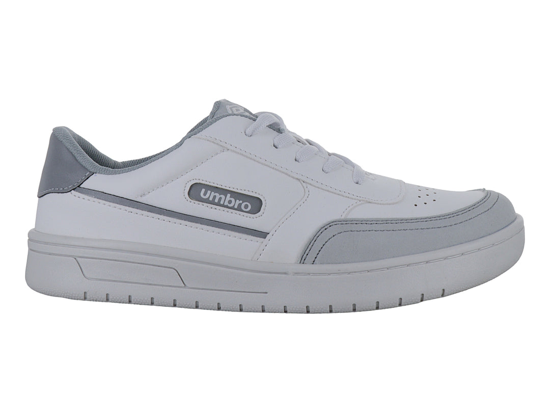 Tenis deportivos Umbro color blanco con detalles en plata y suela blanca.