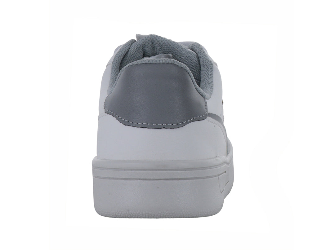 Tenis deportivos Umbro color blanco con detalles en plata y suela blanca.