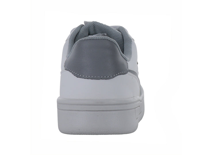 Tenis deportivos Umbro color blanco con detalles en plata y suela blanca.