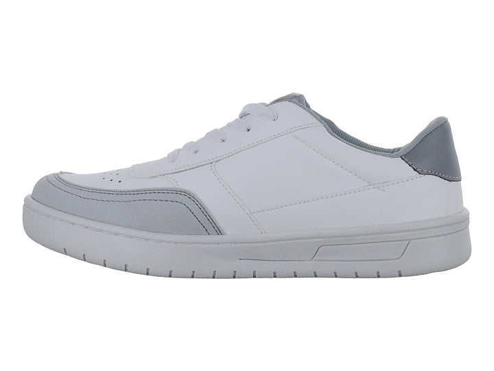Tenis deportivos Umbro color blanco con detalles en plata y suela blanca.