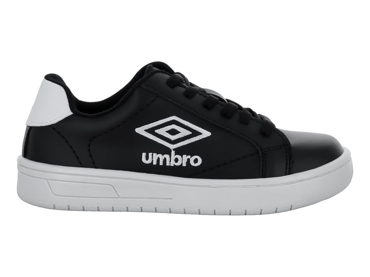 Tenis infantiles Umbro color negro con suela blanca y logotipo blanco lateral.