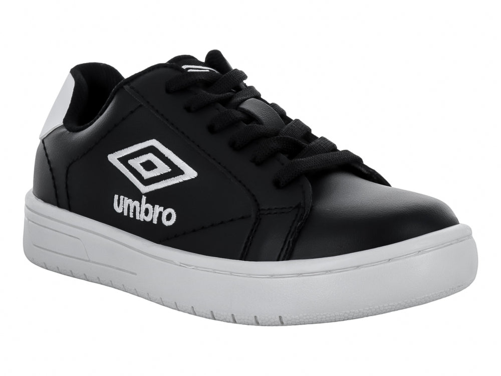 Tenis infantiles Umbro color negro con suela blanca y logotipo blanco lateral.
