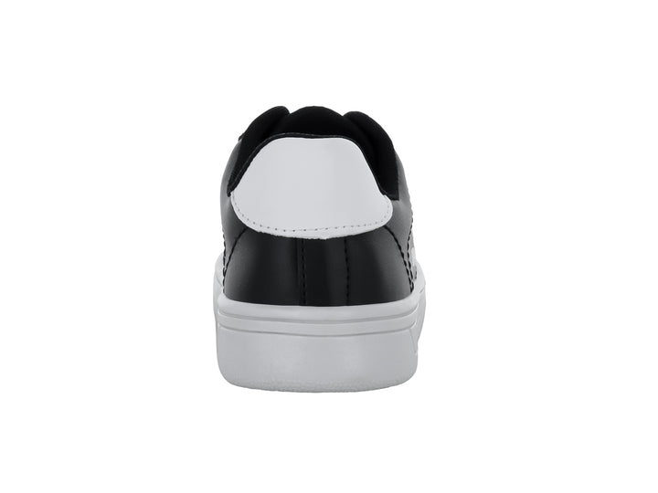 Tenis infantiles Umbro color negro con suela blanca y logotipo blanco lateral.