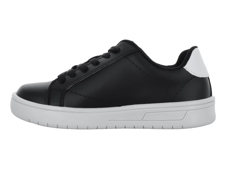 Tenis infantiles Umbro color negro con suela blanca y logotipo blanco lateral.