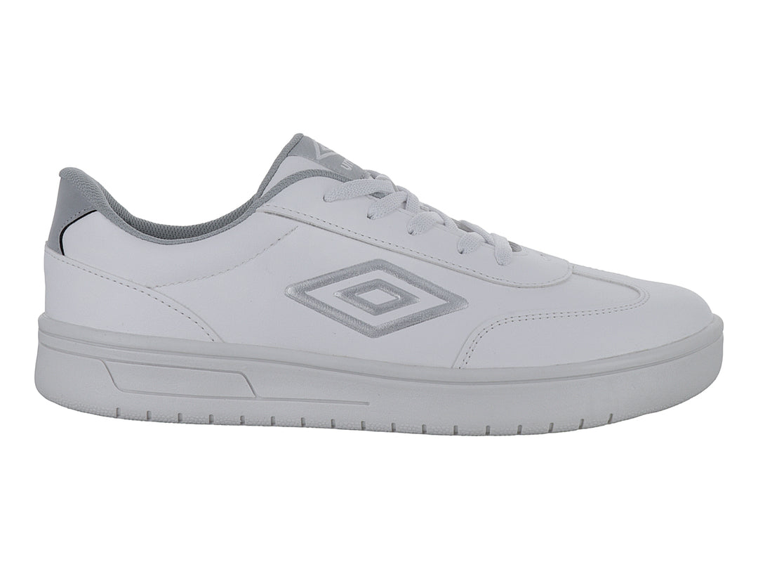 Tenis deportivos Umbro color blanco con detalles en plata y suela blanca.