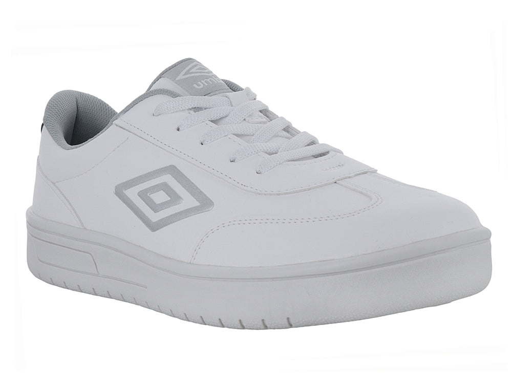 Tenis deportivos Umbro color blanco con detalles en plata y suela blanca.