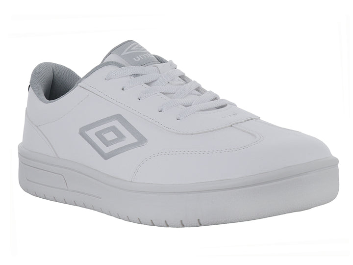 Tenis deportivos Umbro color blanco con detalles en plata y suela blanca.