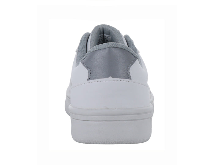 Tenis deportivos Umbro color blanco con detalles en plata y suela blanca.