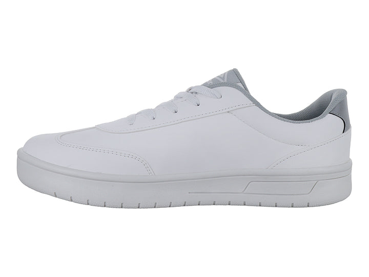 Tenis deportivos Umbro color blanco con detalles en plata y suela blanca.