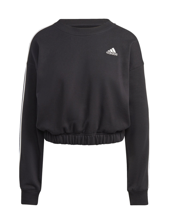 Mujer vistiendo sudadera corta negra Adidas con tres rayas blancas en las mangas.