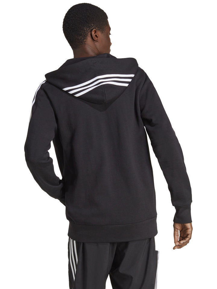 Hombre vistiendo sudadera deportiva Adidas color negro con rayas blancas en las mangas y capucha.