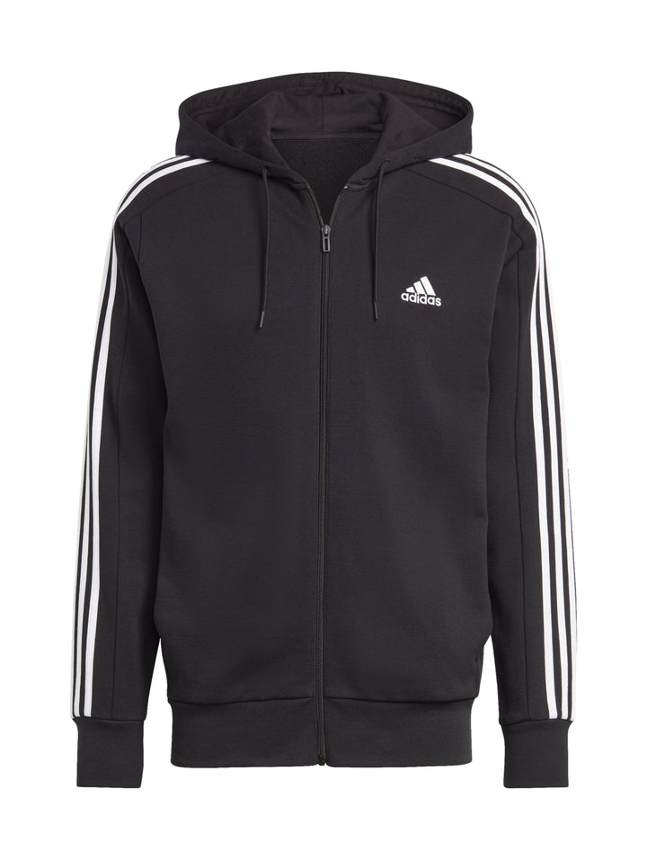 Hombre vistiendo sudadera deportiva Adidas color negro con rayas blancas en las mangas y capucha.