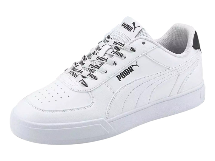 Tenis PUMA Caven Logomania color blanco con detalle negro en el talón y suela blanca.