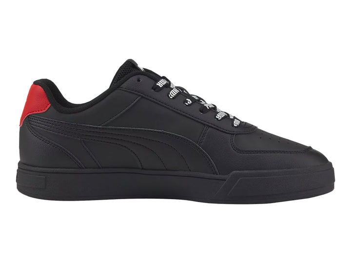 Tenis PUMA Caven Logomania color negro con detalle rojo en el talón y agujetas con texto blanco.