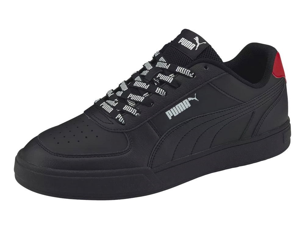 Tenis PUMA Caven Logomania color negro con detalle rojo en el talón y agujetas con texto blanco.