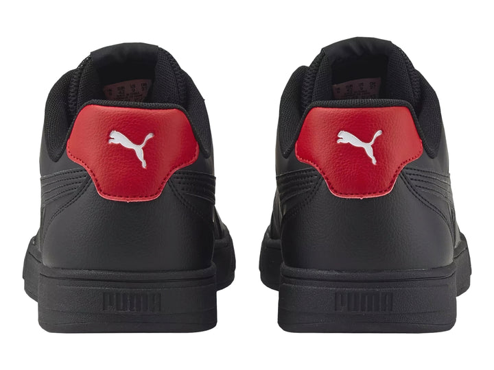 Tenis PUMA Caven Logomania color negro con detalle rojo en el talón y agujetas con texto blanco.