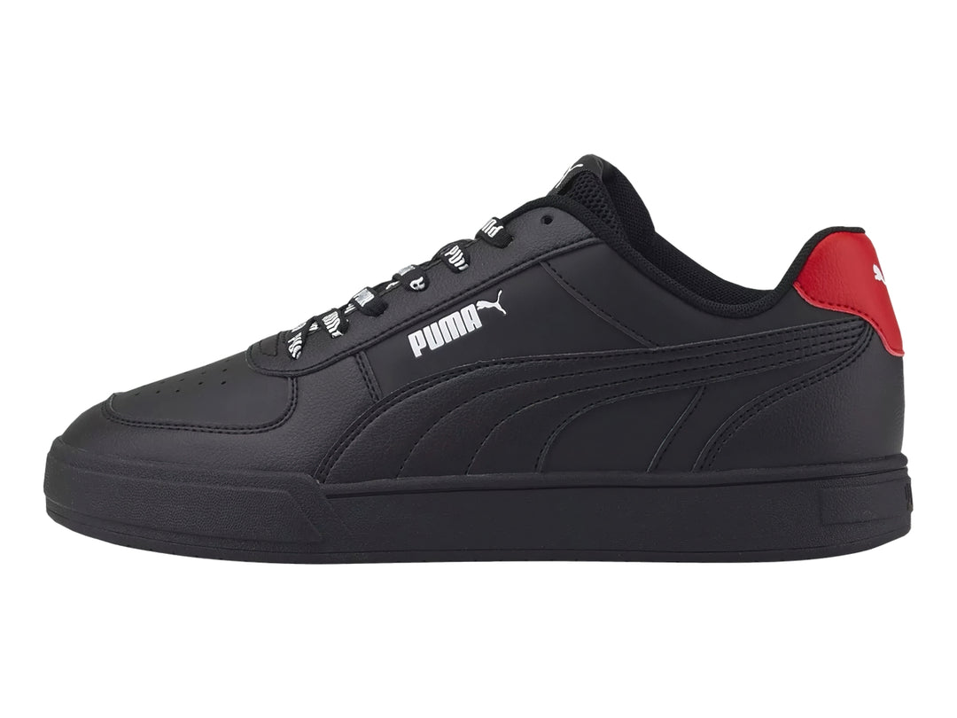 Tenis PUMA Caven Logomania color negro con detalle rojo en el talón y agujetas con texto blanco.