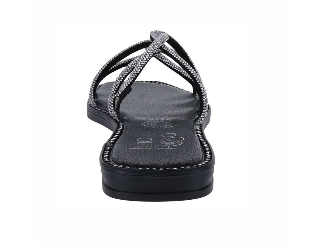 Sandalia plana color negro con tiras brillantes plateadas entrelazadas para mujer.