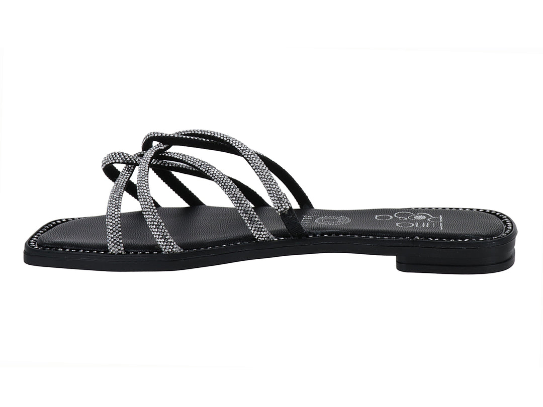 Sandalia plana color negro con tiras brillantes plateadas entrelazadas para mujer.