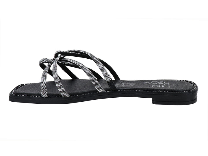 Sandalia plana color negro con tiras brillantes plateadas entrelazadas para mujer.