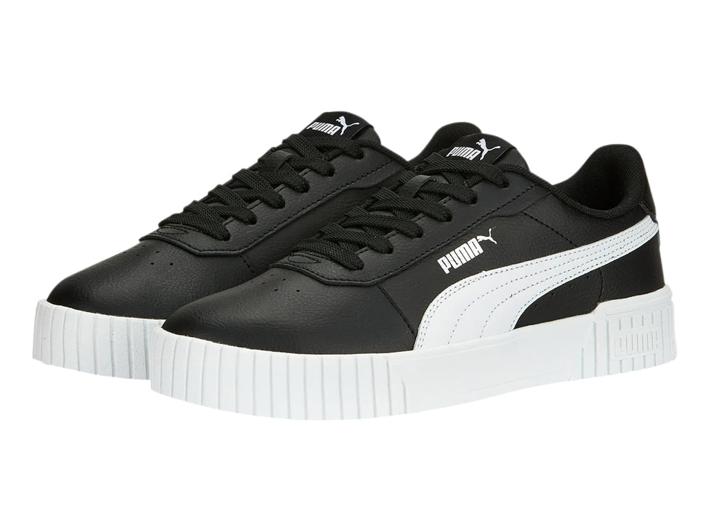 Tenis PUMA Carina 2.0 color negro con suela blanca y franja lateral blanca.