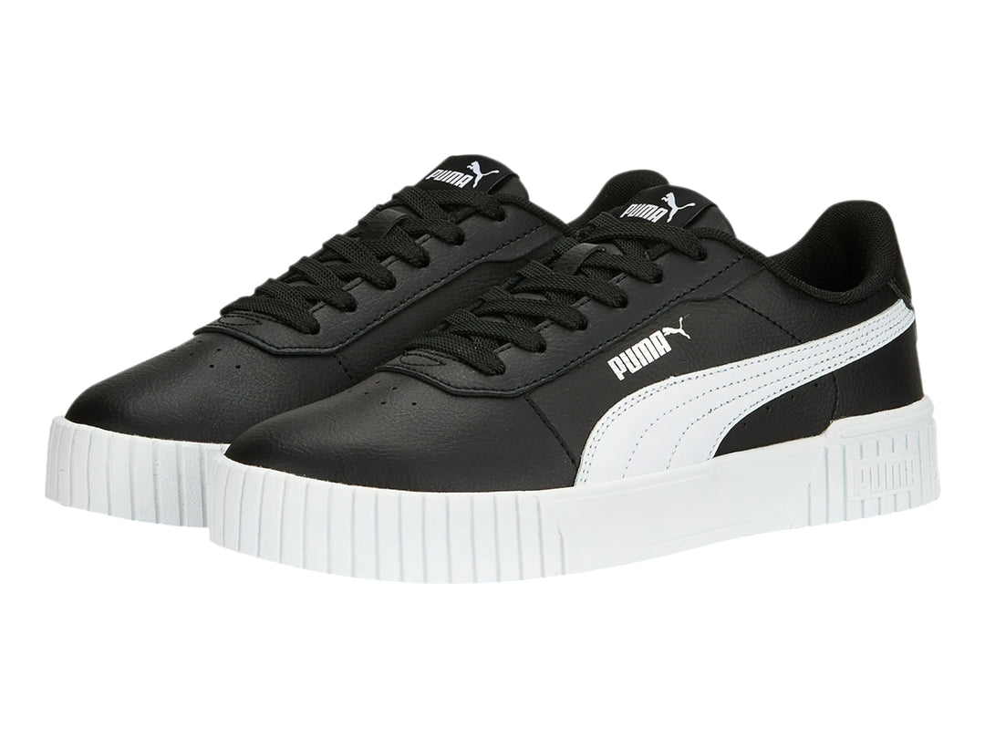 Tenis PUMA Carina 2.0 color negro con suela blanca y franja lateral blanca.